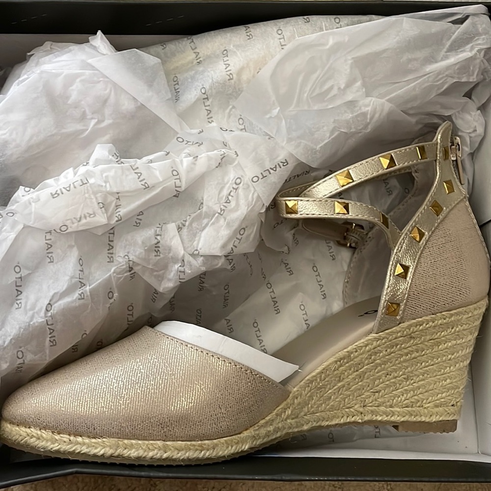 NWT Rialto Campari Cream/Metallic Size 8. Brand New In Box. Never Worn.